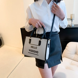 Sac fourre-tout chic gris et noir contrasté avec imprimé Hello Weekend pour le quotidien