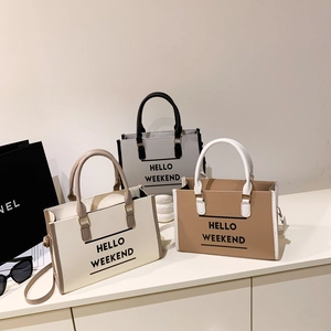 Trois sacs cabas contrastés minimalistes avec imprimé Hello Weekend en blanc gris et kaki