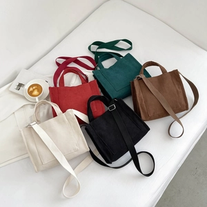 Mini sac cabas en velours côtelé en cinq couleurs avec bandoulière et poche avant