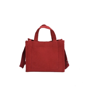 Sac fourre-tout minimaliste en velours côtelé rouge foncé avec poche avant et bandoulière