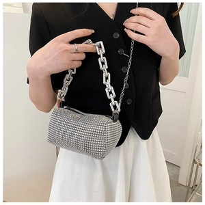 Detailansicht der silbernen Zylindertasche mit Strasssteinen und Metallketten-Griff