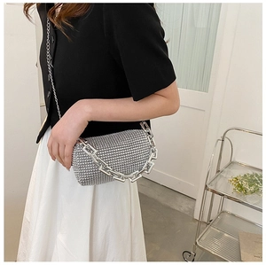 Nahaufnahme der glitzernden silbernen Strass-Handtasche mit grober Metallkette für den Abend
