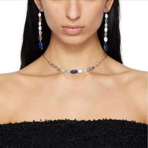 Set di gioielli minimalista con perline di lapislazzuli e metallo argento su modella