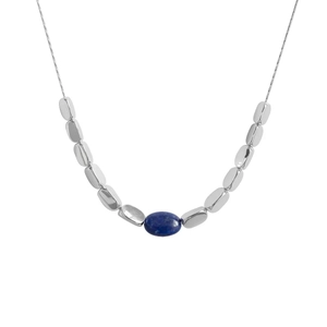 Collana minimalista in lapislazzuli con perle d'argento lucido su sfondo bianco