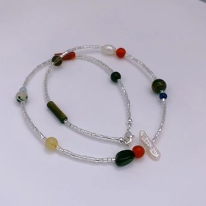 Collana di perle barocche con pietre naturali multicolore e perline argentate lucide