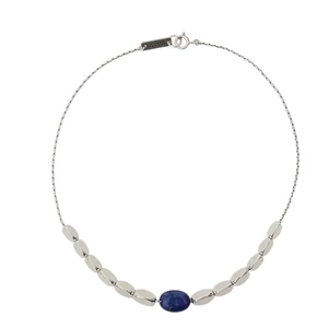 Collana con perline argentate simmetriche e lapislazzuli blu centrale su sfondo bianco