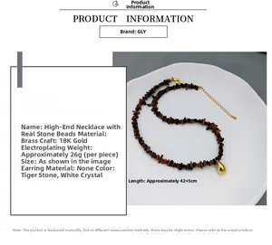 Vue détaillée du collier en perles d'œil de tigre et son pendentif goutte plaqué or 18K