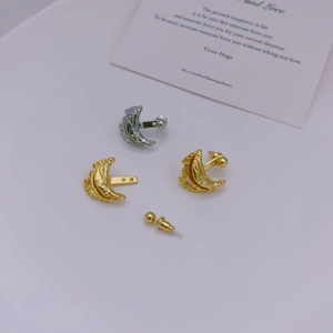 Orecchini a mezzaluna irregolari design francese con texture martellata stile vintage