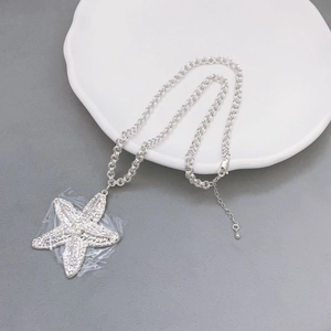 Collier avec pendentif étoile de mer argentée et chaîne à gros maillons texturée
