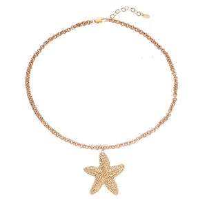 Collier élégant avec pendentif étoile de mer dorée, texture fine et chaîne rolo sur fond blanc