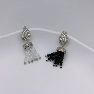Boucles d'oreilles rétro françaises avec pompons en perles noires et blanches chic