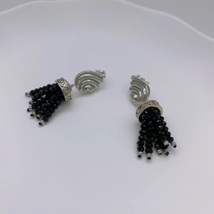 Boucles d'oreilles à pampilles de style vintage avec perles noires facettées et argent