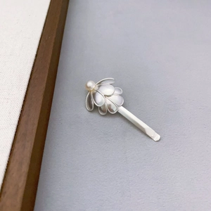 Ethnic style silver four-petal flower hair clip with pearl and shell inlay detail