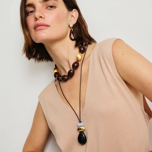 Fashionable black teardrop agate pendant layered necklace set with gold accent beads