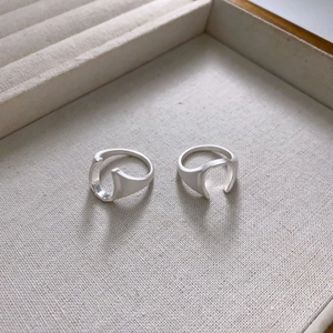 Anello aperto a ferro di cavallo in argento spazzolato opaco su vassoio espositivo
