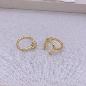 Detail of gold-plated double-layer ring set with square zircon and horseshoe horseshoe motif