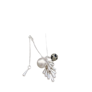 Collier à franges argentées avec perle et pendentif en jaspe dalmatien sur fond blanc