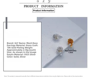 Détail de boucles d'oreilles rose en tulle plaqué or 18 carats avec perle et argent