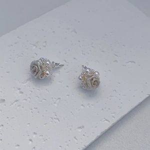 Boucles d'oreilles roses en résille avec perles et plaqué or 18K sur pierre blanche