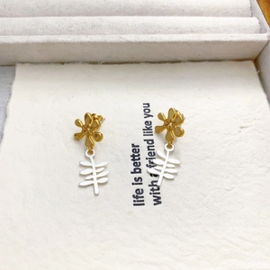 Fashionable bicolour floral earrings with gold petals and silver leaf pendants for women