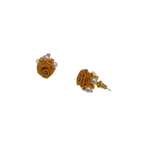 Boucles d'oreilles rose en maille plaqué or 18K avec perles pour un look vintage