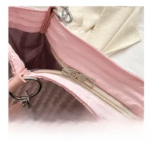 Dettaglio della cerniera rosa chiaro e della trama del tessuto di questa borsa tote