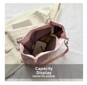 Vista interna della borsa tote plissettata rosa con grande capacità e tasca interna zip