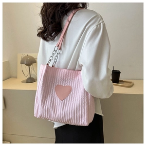 Borsa tote rosa con trama a pieghe, toppa a cuore in pelle e tracolla a catena metallica