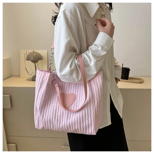 Borsa tote plissettata rosa in tela con patch a cuore e tracolla a catena d'argento