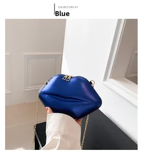 Détail du sac à lèvres en satin bleu avec chaîne dorée et double fermeture éclair
