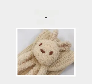Détail du sac beige tissé à la main avec charm lapin en peluche 3D et texture tricotée
