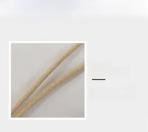 Détail en gros plan de la bandoulière tressée crème durable sur un sac bandoulière chic