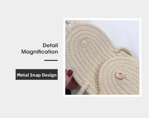 Détail de la boucle magnétique dorée sur un sac en coton tissé de couleur blanc crème