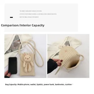 Détail du sac à main beige en coton tissé avec lapin en peluche et compartiment de rangement