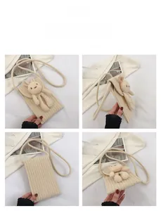 Détails du sac à bandoulière en crochet beige avec une décoration de lapin mignon