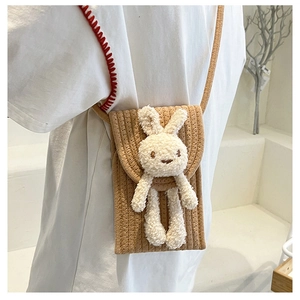 Détail du sac à bandoulière tissé à la main avec un petit lapin en peluche 3D décoratif