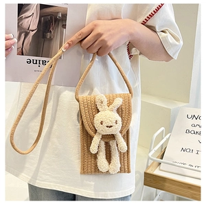 Détail du sac de téléphone en coton tissé à la main avec décor lapin en peluche 3D