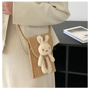 Détail du sac à bandoulière en coton tissé main avec décoration de lapin en peluche
