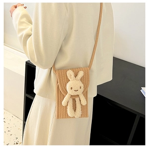 Détail du sac de téléphone en coton tressé kaki avec décoration lapin en peluche