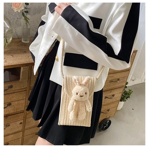 Détail du sac bandoulière en coton tissé crème avec un joli charme de lapin en peluche 3D