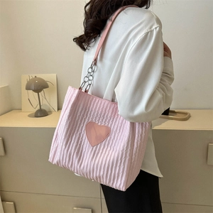 Borsa tote in tela rosa trapuntata da donna con toppa a cuore e tracolla a catena