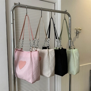 Borsa tote in tela trapuntata con toppa a cuore e tracolla a catena in quattro colori