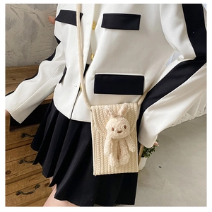 Détail du sac de téléphone tissé en coton fait main avec poupée lapin en peluche