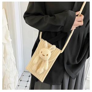 Détail du sac à téléphone en coton tissé main avec lapin en peluche et texture tricot