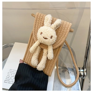 Détail du sac à téléphone en coton tissé à la main avec un décor de lapin en peluche