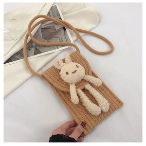 Détail du sac en coton tissé kaki avec une adorable poupée lapin en peluche attachée