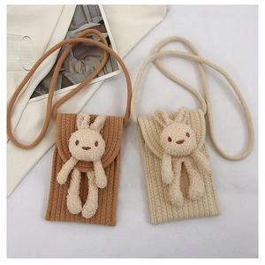 Détail de mini sacs à bandoulière tricotés avec motifs de lapins 3D mignons et doux