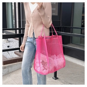 Bolso tote de malla rosa de gran capacidad, ideal para un estilo moderno de verano