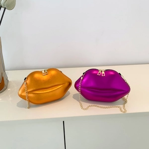 Sacs à bandoulière en forme de lèvres en orange et magenta brillants métallisés