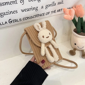 Petit sac de téléphone en paille tressée à la main avec lapin en peluche et bandoulière